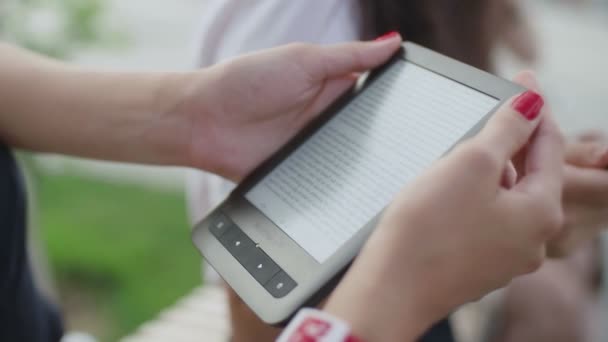 Le mani delle donne tengono un e-book — Video Stock