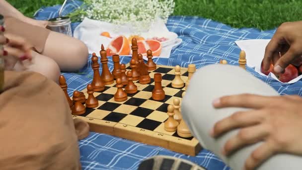 Freunde picknickten und begannen im Sommer Schach in der Natur zu spielen — Stockvideo