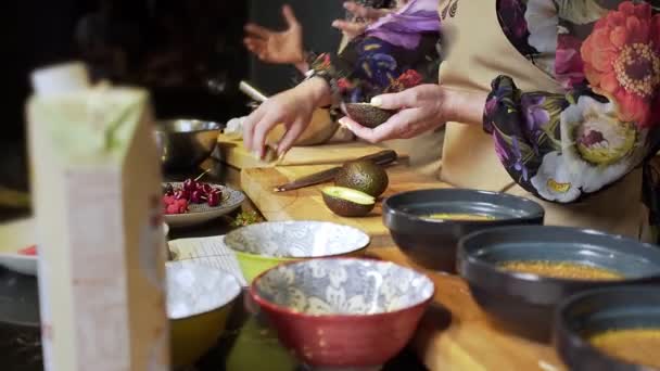 Mulheres na cozinha cozinham na mesa da cozinha — Vídeo de Stock