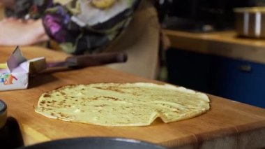 Krep mutfaktaki tahtanın üzerinde duruyor.