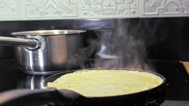 Um processo de fazer panquecas na cozinha — Vídeo de Stock