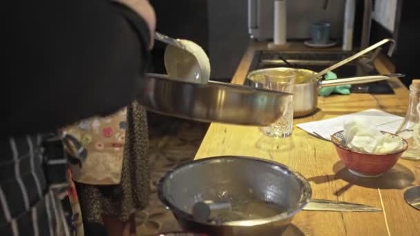 Matlagning pannkakor i en stekpanna i köket — Stockvideo