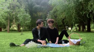 Yazın insan kafasını başka bir adamın omzuna koyar.