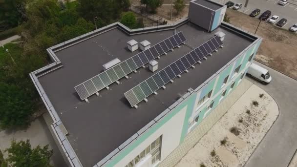 Luchtfoto van zonnepanelen in de bovenkant van een gebouw. — Stockvideo