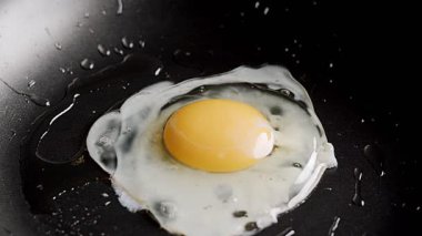 Sıcak tavada kızartılmış yumurta yakın plan.