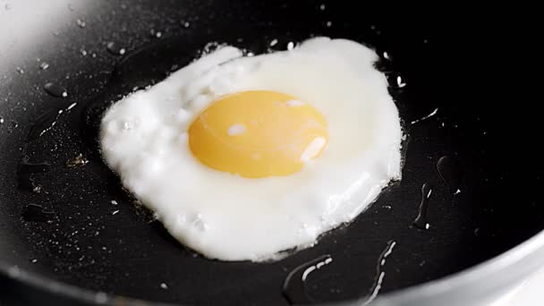 Sıcak tavada kızartılmış yumurta yakın plan. — Stok video