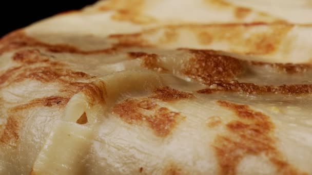 De chef-kok spreidt jam met een lepel op een hete heerlijke pannenkoek — Stockvideo