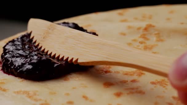 Lo chef stende la marmellata su una frittella calda con una spatola di legno — Video Stock