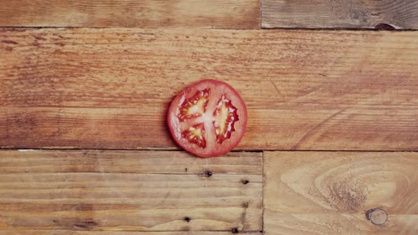 Los tomates en rodajas aparecen en una tabla de madera — Vídeo de stock