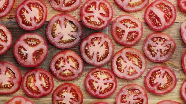 Οι κομμένες ντομάτες εξαφανίζονται σε μια ξύλινη σανίδα. — Αρχείο Βίντεο