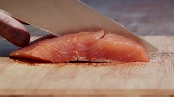 Trancher du poisson rouge sur une planche de bois — Video