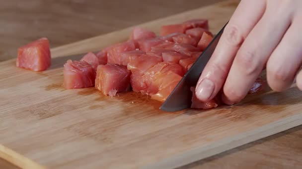 Нарезание красной рыбы на деревянной доске — стоковое видео