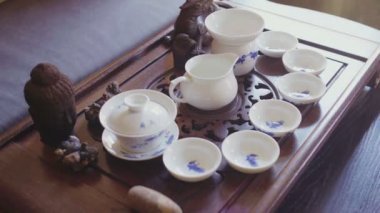 Güzel bir ahşap tepside çay seti var.