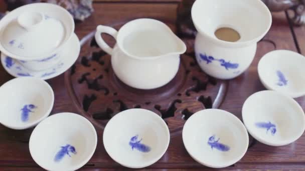 Há um conjunto de chá em uma bela bandeja de madeira — Vídeo de Stock