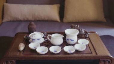 Güzel bir ahşap tepside çay seti var.