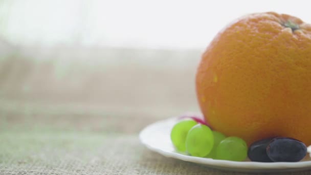 プレート上のオレンジとブドウ,クローズアップ — ストック動画