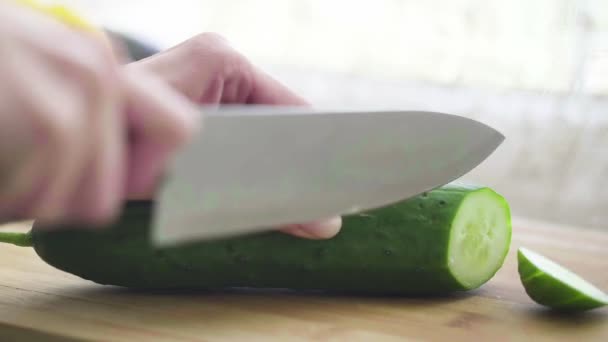 Gros plan du concombre tranchant sur le panneau de la cuisine — Video