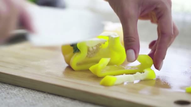 Крупним планом нарізаний солодкий перець з кухонним ножем — стокове відео