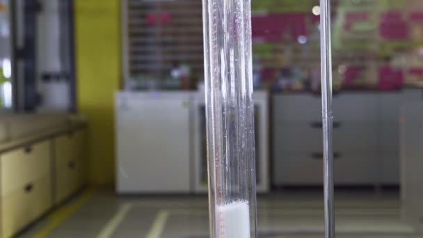 De glazen kolf is gevuld met een chemische schuimvloeistof. — Stockvideo