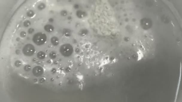 Effervescent chemistry and bubbling in the water close-up — Stock Video