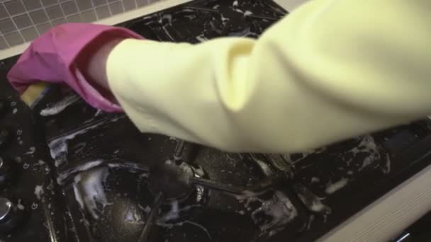 Detailní úklid sporáku v kuchyni od spálené hlíny — Stock video