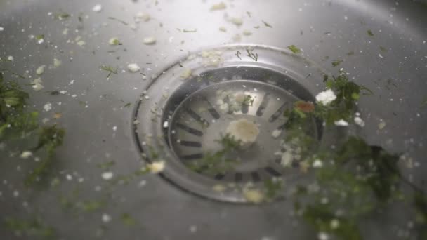 Een verstopte gootsteen in de keuken close-up — Stockvideo