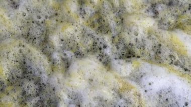 Elektrikli ızgara yemek pişirdikten sonra temizleniyor.