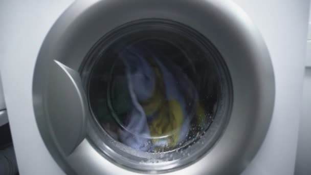 A mosógép ruhákat mos a fürdőszobában. — Stock videók