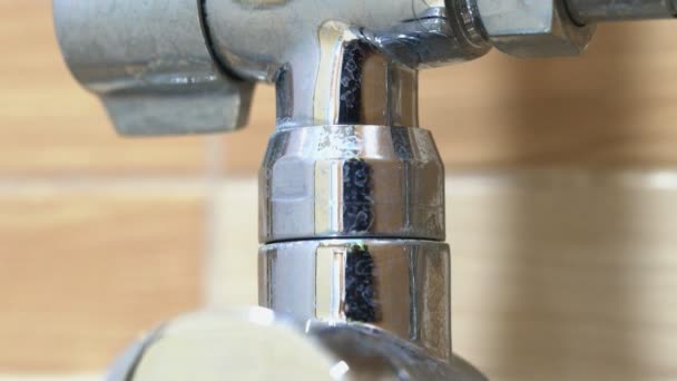 Close-up of a faucet in the kitchen with a lime coating — 图库视频影像