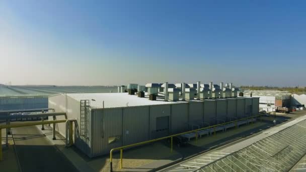 Vista panorâmica de uma instalação industrial durante o dia em um dia ensolarado — Vídeo de Stock