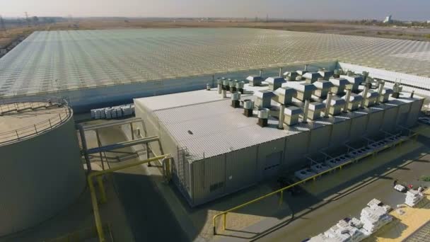 Vista panorâmica de uma instalação industrial durante o dia em um dia ensolarado — Vídeo de Stock