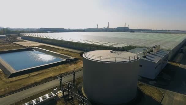 Vista panorâmica de uma instalação industrial durante o dia em um dia ensolarado — Vídeo de Stock