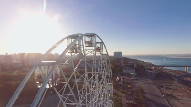 Ferris wheel in the park on a warm sunny day — Stock Video