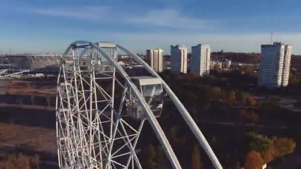 Ferris wiel in het park op een warme zonnige dag — Stockvideo