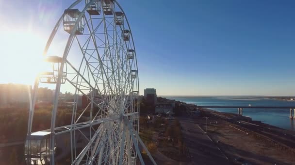 Ferris wiel in het park op een warme zonnige dag — Stockvideo