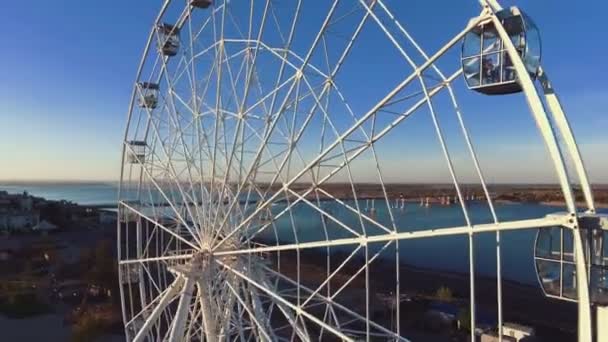 Ferris wiel in het park op een warme zonnige dag — Stockvideo