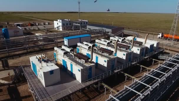 Vista de aves de una instalación industrial durante el día en un día soleado — Vídeos de Stock