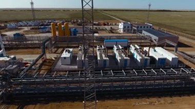 Güneşli bir günde endüstriyel bir tesisin kuş bakışı görüntüsü.