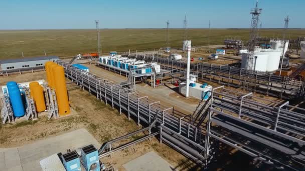 Vista panorâmica de uma instalação industrial durante o dia em um dia ensolarado — Vídeo de Stock