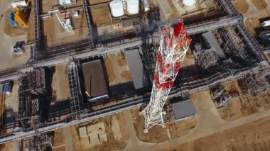 Güneşli bir günde endüstriyel bir tesisin kuş bakışı görüntüsü.