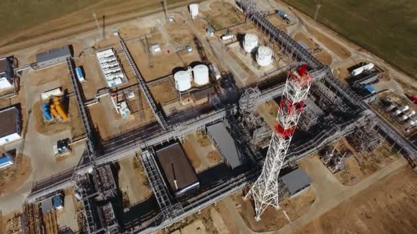 Vista panorâmica de uma instalação industrial durante o dia em um dia ensolarado — Vídeo de Stock