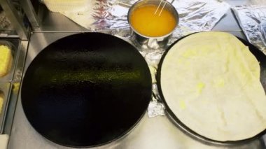 Mutfaktaki profesyonel kızartma tavasında Rus gözlemesi pişirmenin en iyi görüntüsü.