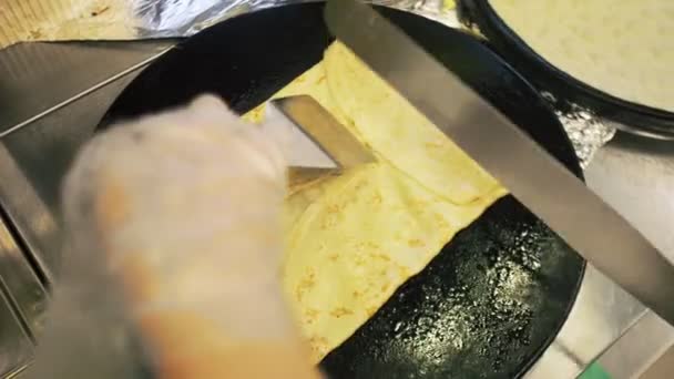 रसोई में एक पेशेवर फ्राइंग पैन पर एक रूसी पैनकेक पकाने का शीर्ष दृश्य — स्टॉक वीडियो
