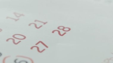 Takvimdeki 28. günün yakın çekimi, kırmızı kalemle imzalanmış.