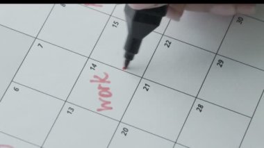 İş kelimesi takvime kırmızı bir kalemle yazılmış, yakın plan.