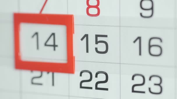 Крупный план женского пальца перемещает указатель даты в календаре — стоковое видео