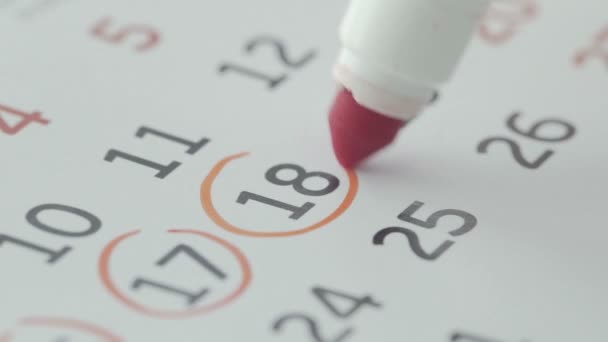 Närbild av den artonde dagen i kalendern, signerad med en röd penna — Stockvideo