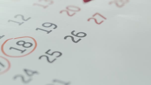 Een close-up van de zesentwintigste dag in de kalender, ondertekend met een rode pen — Stockvideo