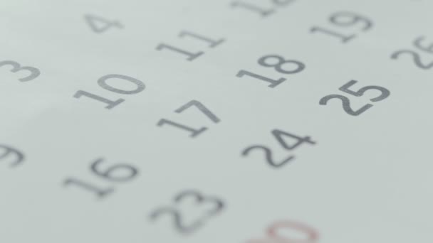 Close-up van de zeventiende dag van de kalender, doorgestreept met een rode pen — Stockvideo