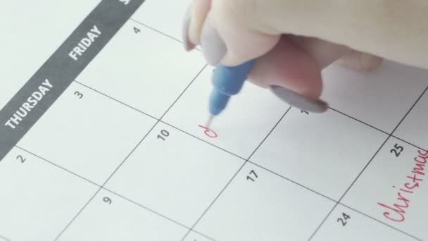 A palavra prazo é escrito em caneta vermelha no calendário close-up — Vídeo de Stock
